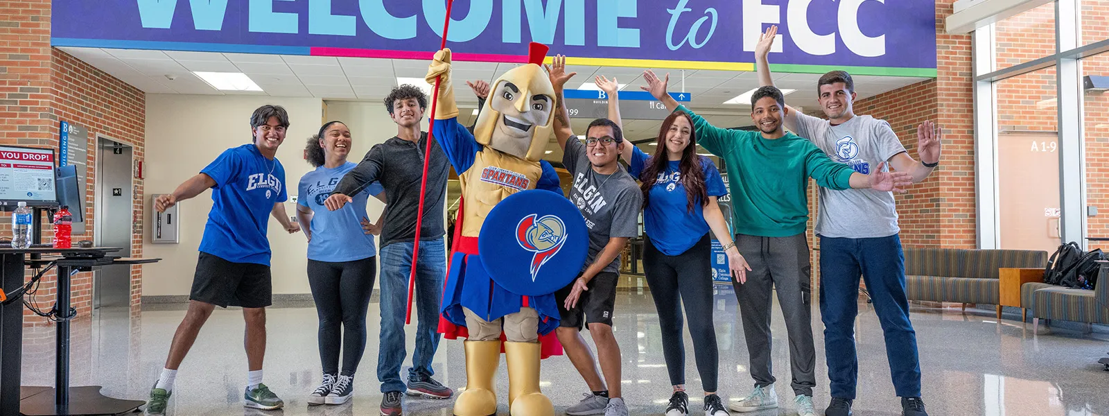 Estudiantes posando en un pasillo