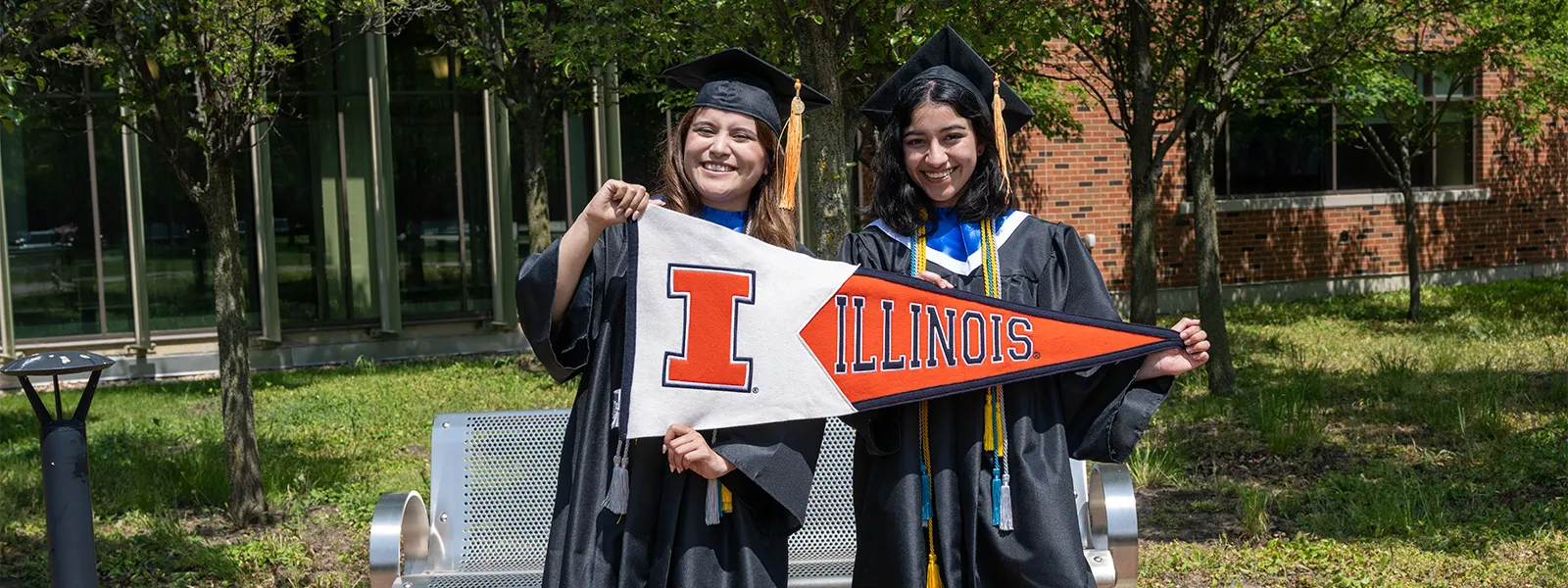 Estudiantes sosteniendo la bandera de la Universidad de Illinois