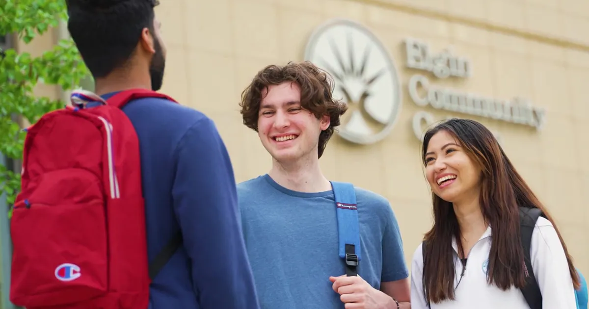 Estudiantes de ECC reunidos en el exterior del campus