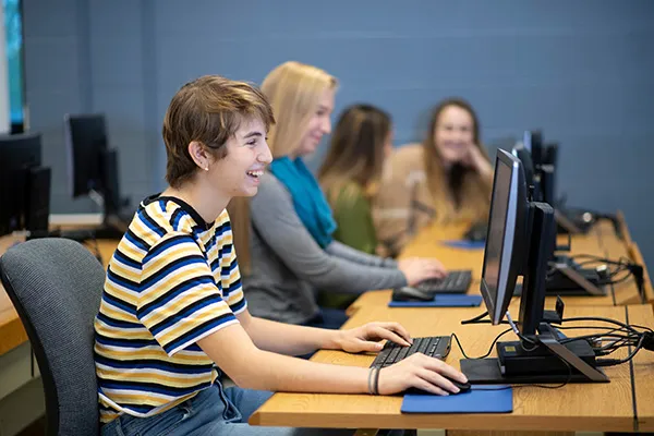 Estudiantes en el laboratorio de informática